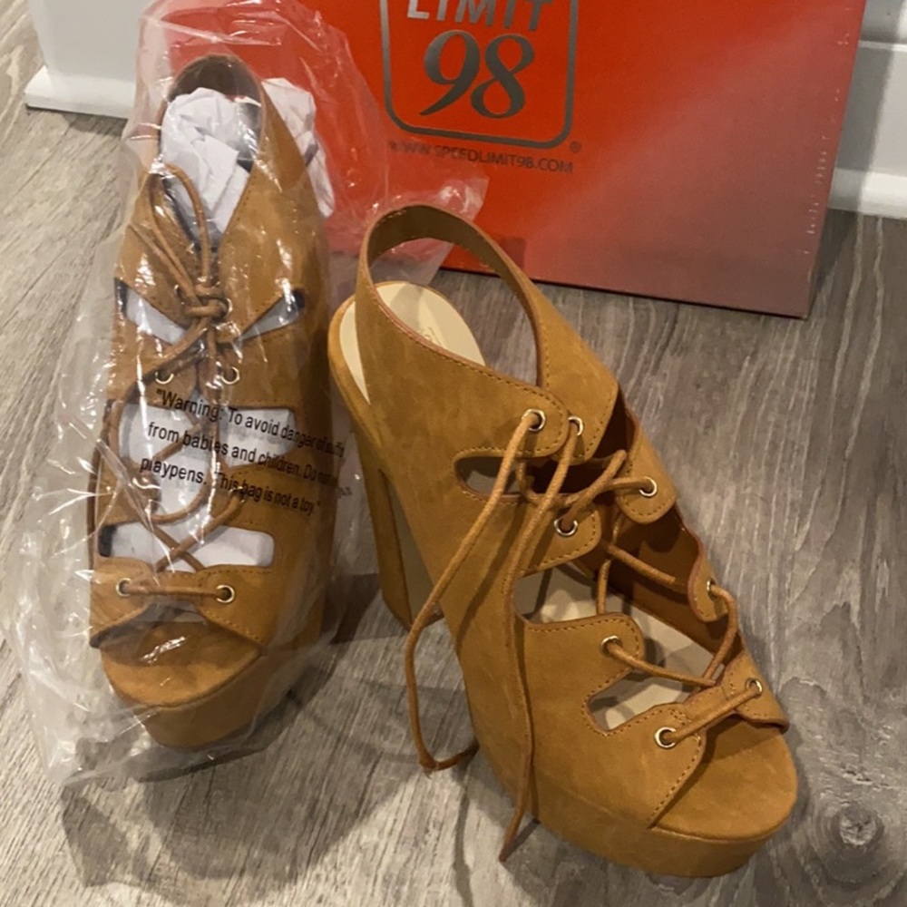 Women’s wedge shoe